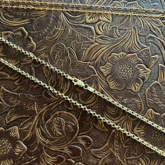 Jewelry - Elegant 18k Gold Chain Necklace